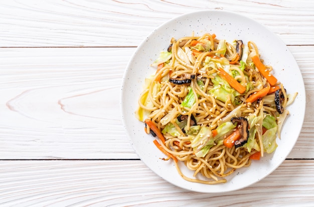 Gebratene Yakisoba-Nudeln mit Gemüse