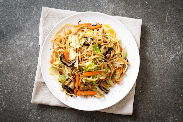 Gebratene Yakisoba-Nudeln mit Gemüse