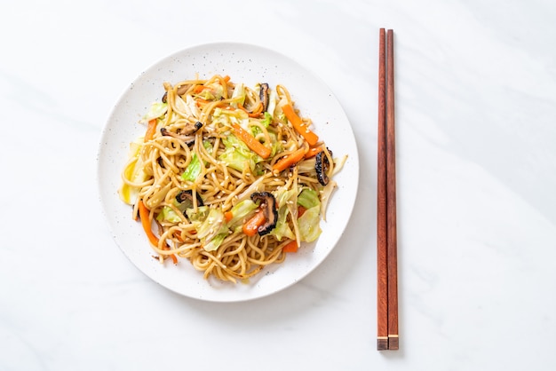 Gebratene Yakisoba-Nudeln mit Gemüse