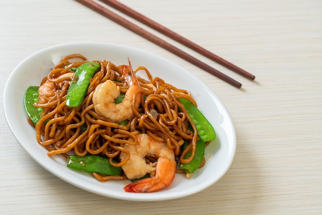 gebratene Yakisoba-Nudeln mit grünen Erbsen und Garnelen - asiatische Küche