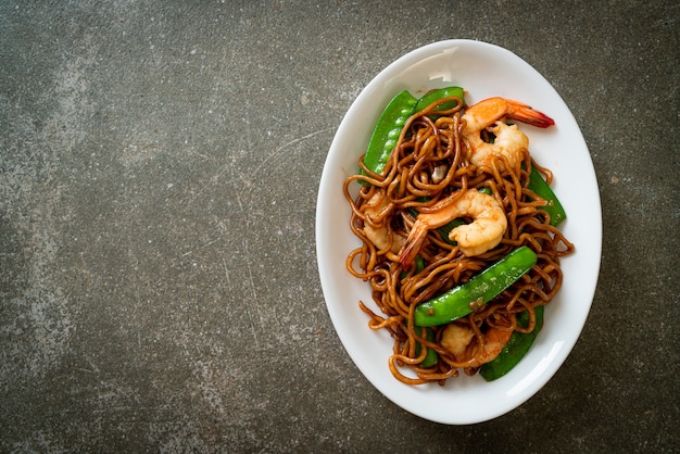 gebratene Yakisoba-Nudeln mit grünen Erbsen und Shrimps - asiatische Küche