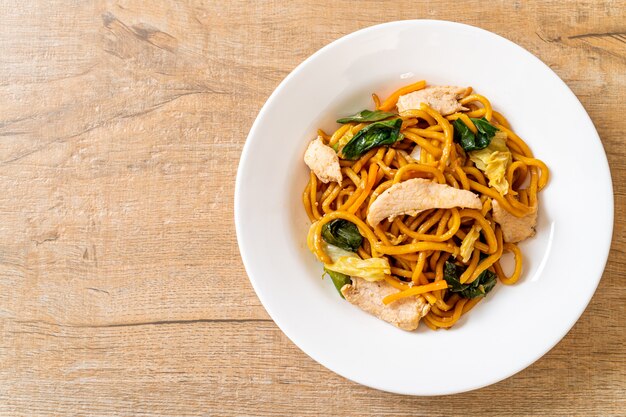 Gebratene Yakisoba-Nudeln mit Hühnchen