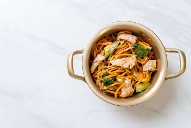 gebratene Yakisoba-Nudeln mit Hühnchen