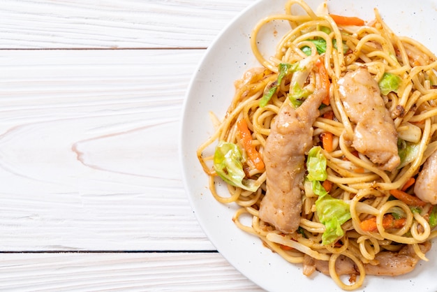 Gebratene Yakisoba-Nudeln mit Schweinefleisch