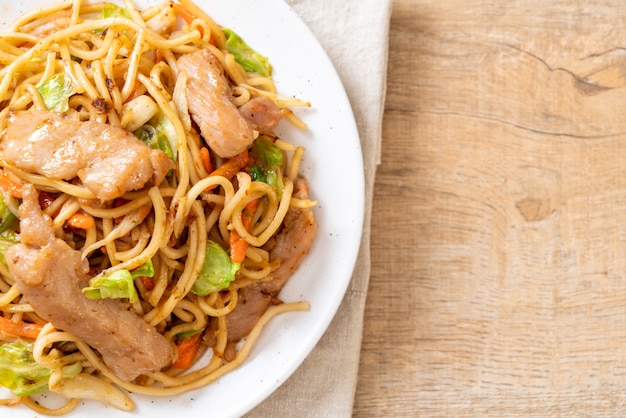 Gebratene Yakisoba-Nudeln mit Schweinefleisch