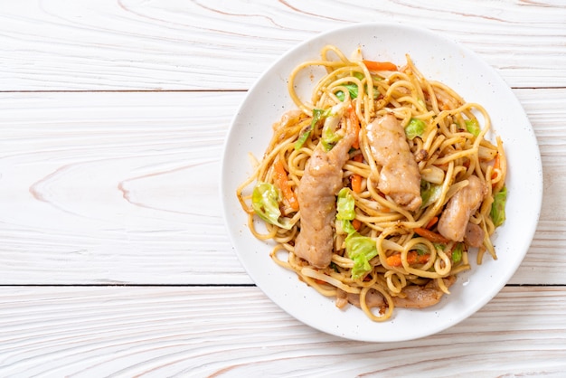 Gebratene Yakisoba-Nudeln mit Schweinefleisch