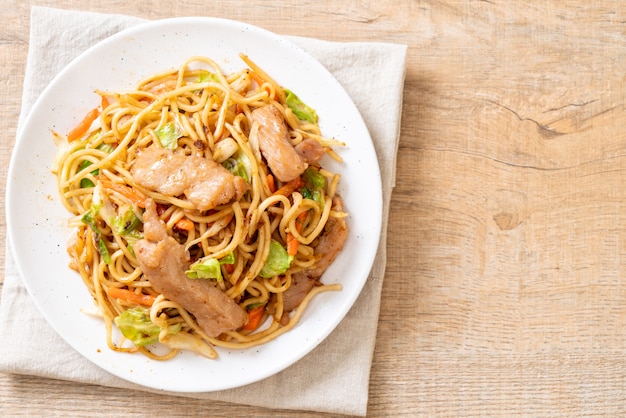 gebratene Yakisoba-Nudeln mit Schweinefleisch