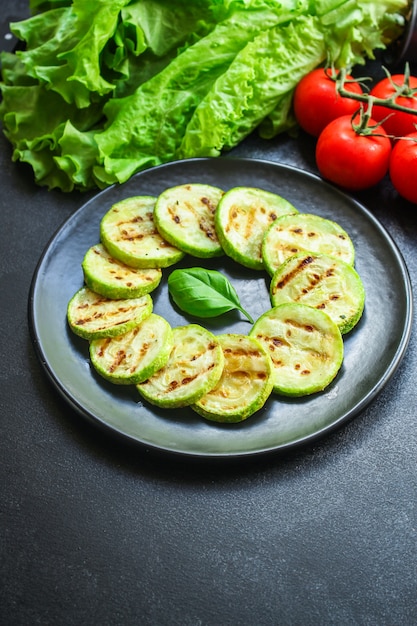 Gebratene Zucchini auf einem grauen Teller