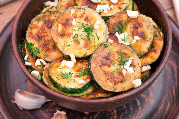 Gebratene Zucchini in einer alten Keramikschale