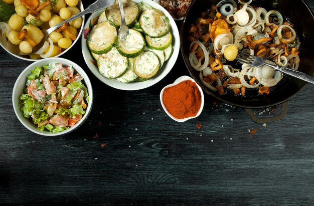 Foto gebratene zucchini, junge salzkartoffeln mit dill und gebratene pfifferlinge mit goldenen zwiebeln