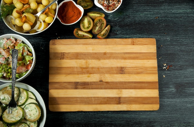 Gebratene Zucchini, junge Salzkartoffeln mit Dill und gebratene Pfifferlinge mit goldenen Zwiebeln