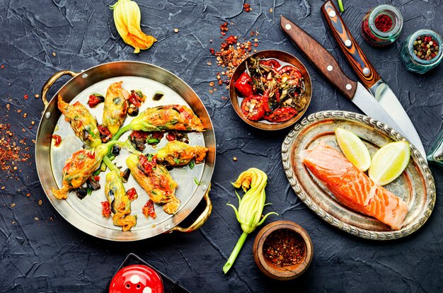 Gebratene Zucchiniblüten gefüllt mit Lachs und sonnengetrockneten Tomaten.