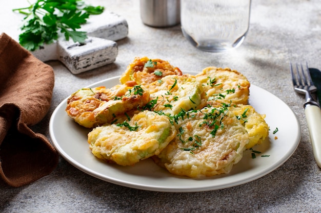 Gebratene Zucchinischeiben mit Petersilie