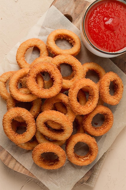 Gebratene Zwiebelringe, frittierter Snack, kein selektiver Fokus der Menschen