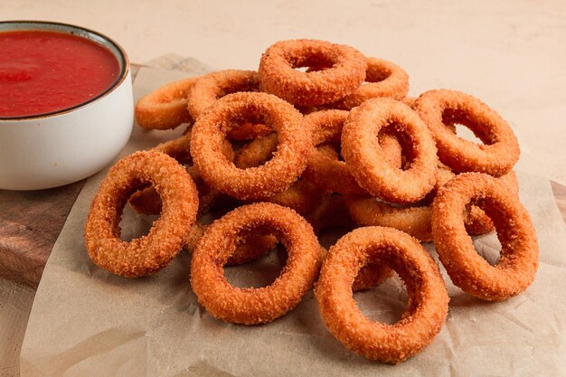 Gebratene Zwiebelringe, frittierter Snack, kein selektiver Fokus der Menschen