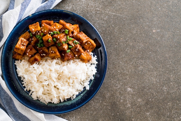 gebratenen Tofu mit pikanter Sauce auf Reis rühren