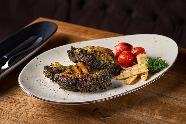 Gebratener Brokkoli auf altem Holztisch, vegetarisches Essen