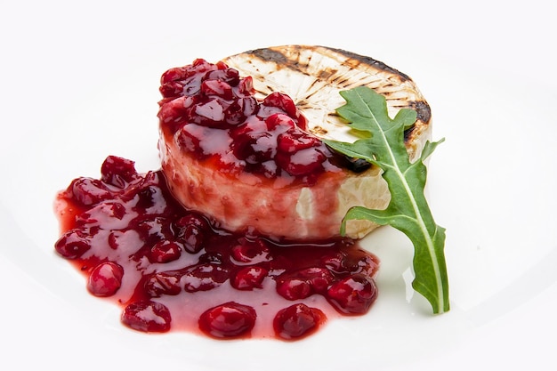 Gebratener Camembert-Käse mit Cranberry-Sauce auf weißem Hintergrund