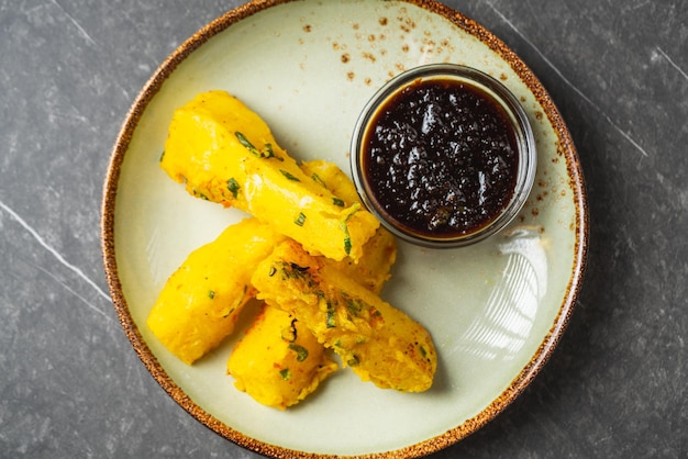 Gebratener Casava Mendoan (Indonesia Singkong Goreng Mendoan) ist ein traditionelles indonesisches Essen.