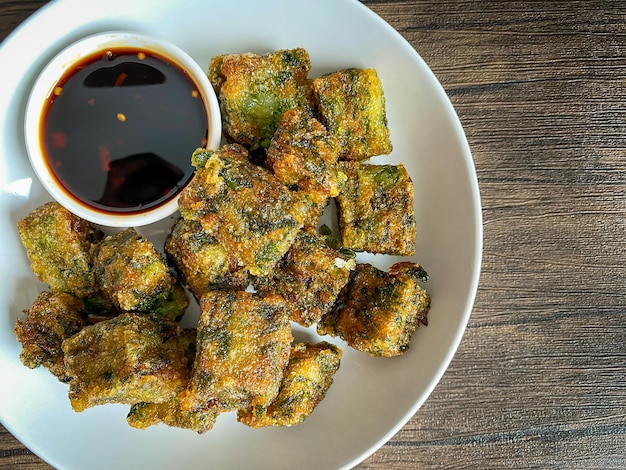 Gebratener chinesischer Schnittlauch essfertig auf dem Tisch