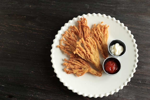 Gebratener Enoki Golden Needle Pilz mit Tomatensauce