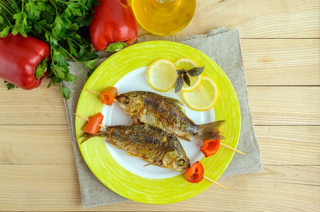 Gebratener Fisch am Spieß mit Pfeffer und Zitrone