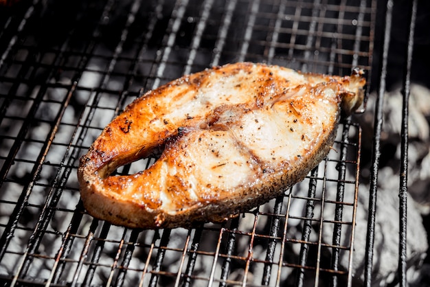 Gebratener Fisch auf dem Grill.