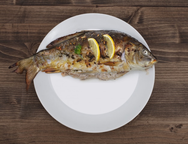 Gebratener Fisch auf Teller