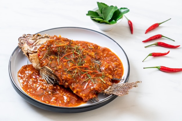 Foto gebratener fisch mit chilisauce