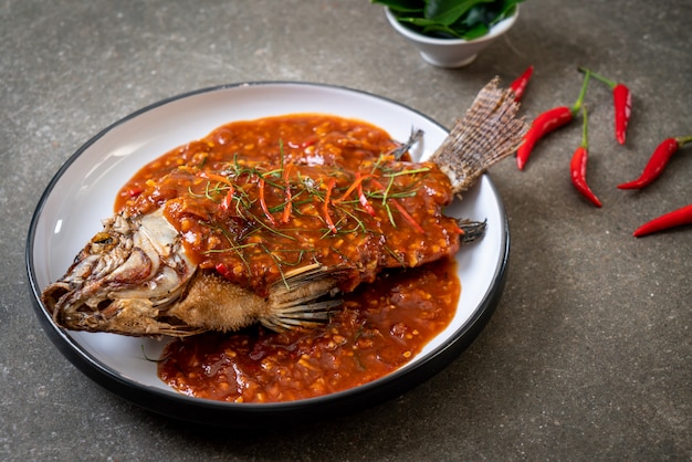 Gebratener Fisch mit Chilisauce