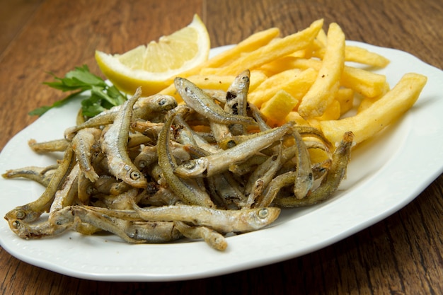 gebratener Fisch mit Pommes