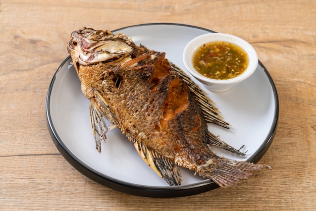 Gebratener Fisch mit scharfer Meeresfrüchtesoße