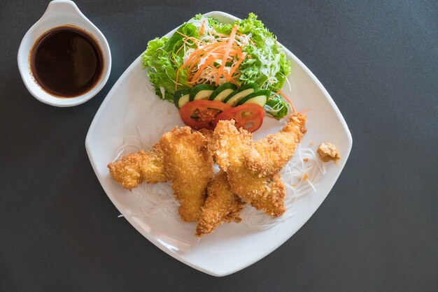 Gebratener Fisch mit Tonkatsu-Sauce