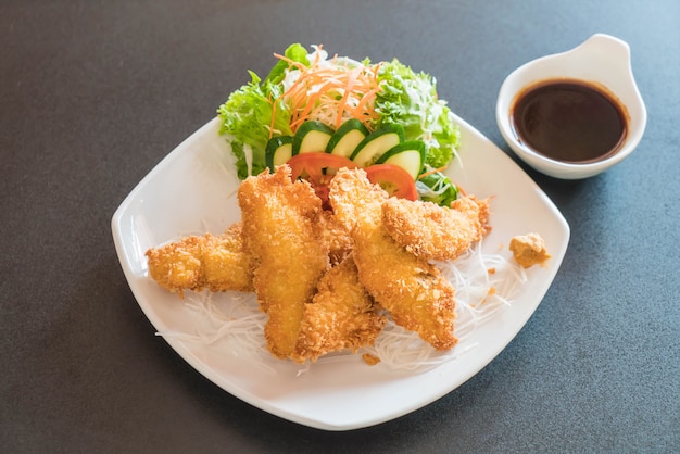 Gebratener Fisch mit Tonkatsu-Sauce