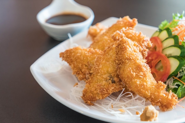 Gebratener Fisch mit Tonkatsu-Sauce