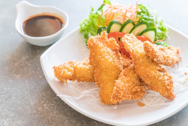 Gebratener Fisch mit Tonkatsu-Sauce