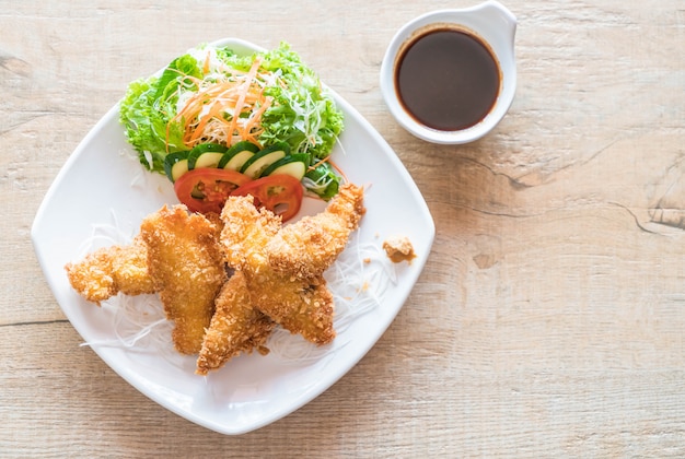 Gebratener Fisch mit Tonkatsu-Sauce