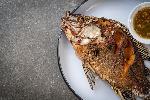 Gebratener Fisch mit würziger Meeresfrüchtesauce