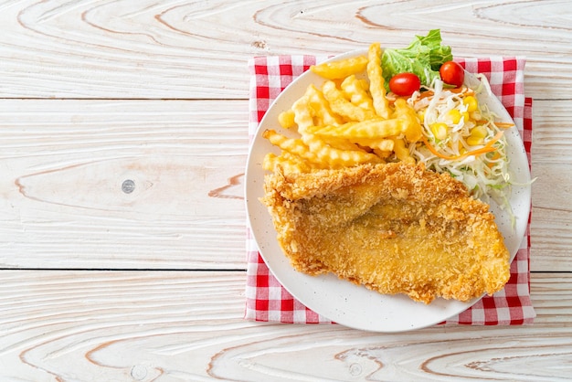 Gebratener Fisch und Kartoffelchips