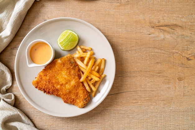 Foto gebratener fisch und pommes