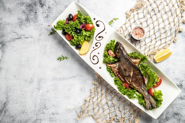 Gebratener Fisch und Salat, Gegrillter Dorado-Fisch. Banner, Menü, Rezeptplatz für Text, Draufsicht.