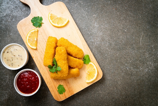 Foto gebratener fischstäbchen oder pommes frites fisch mit sauce