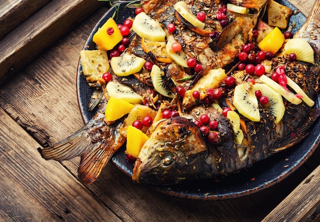 Gebratener Flusskarpfen mit Früchten, Beeren und Gewürzen