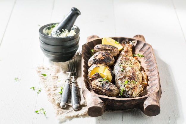 Gebratener Forellenfisch und Kartoffeln mit Kräutern und Butter