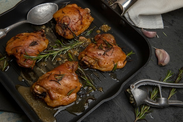 Foto gebratener hähnchenschenkel mit rosmarin und knoblauch