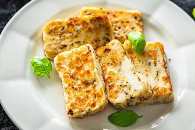 gebratener Halloumi-Käse mit Basilikum gesunde Mahlzeit Speise Snack auf dem Tisch kopieren Raum Lebensmittel Hintergrund