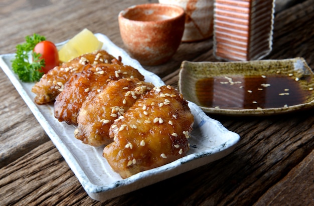 Gebratener Hühnerflügel mit pikanter Soße im japanischen Tebasaki-Stil.