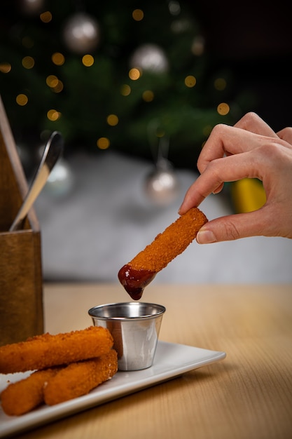 Gebratener Käse und Sauce. Bis zum neuen Jahr und Weihnachten