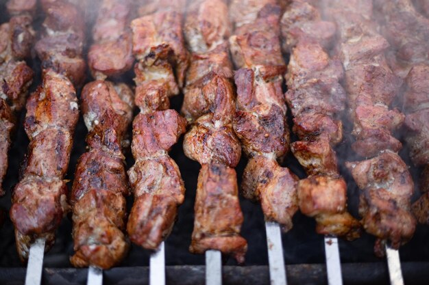 Gebratener Kebab auf einem hausgemachten Grill mit Rauch geringer Schärfentiefe