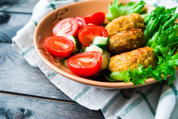 Gebratener Kichererbsenfalafel und Frischgemüsesalat